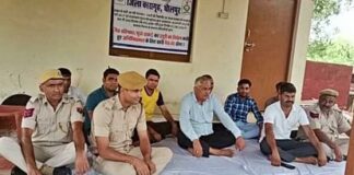 Dholpur: ड्यूटी निभाते हुए अनशन कर रहे जेल कर्मी, सरकार को दी चेतावनी; वेतन विसंगति दूर न हुई तो करेंगे घेराव Jail workers fasting while on duty in Dholpur