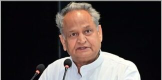 Rajasthan: CM गहलोत ने महिला का घूंघट हटाया और कही ये बात, BJP बोली- बुर्के पर क्यों बंद हो जाती है बोलती CM Ashok Gehlot removed women veil BJP asked why stop speaking on burqa Rajasthan Viral Video