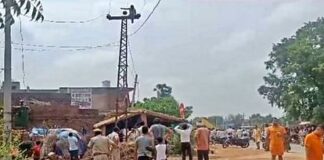 Dholpur: जमीन बंटवारे के विवाद में 11000 केवी के बिजली के खंभे पर चढ़ा युवक, प्रशासन समझाइजश में जुटा Youth climbed on 11000 KV electric pole in dispute over land distribution in Dholpur