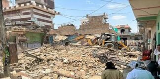 Sri Ganganagar: लेडी तस्कर छजगरिया के घर चला बुलडोजर, तस्करी की रकम से बना रखा था दो मंजिला आलीशान मकान Administration demolished the house of lady smuggler Chhajgaria in Sri Ganganagar
