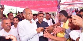 मुख्यमंत्री का हवाई सर्वे: बाड़मेर में बाढ़ प्रभावितों से मिले गहलोत, नुकसान की जानकारी ली, कहा- मुआवजा देंगे Rajasthan CM Ashok Gehlot conducted survey of flood affected districts says government will give compensation