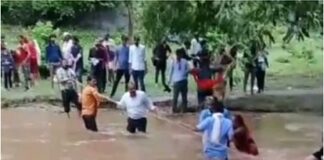 Rajsamand: सूरजकुंड से लौट रहे 50 से ज्यादा श्रद्धालु पानी के तेज बहाव में फंसे, स्थानीय लोगों ने बाहर निकाला Rajsamand 50 devotees returning from Surajkund got trapped in strong current of water local people pulled out