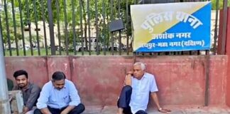Jaipur: थाने के बाहर धरने पर बैठे BJP सांसद मीणा, FIR दर्ज न होने पर गहलोत सरकार को घेरा, जानिए क्या है मामला BJP MP Meena sitting on dharna outside the police station in Jaipur