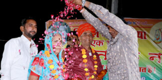 एक शाम माता पिता के नाम भजन संध्या सम्पन्न – दैनिक खबरें फटाफट एक शाम माता पिता के नाम भजन संध्या
