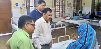 Karauli: एक बेड पर दो मरीज, वार्डों के बाहर दवाई और गंदगी, जिला अस्पताल के हाल देख नाराज हुए संभागीय आयुक्त Divisional commissioner got angry after seeing more dirt in Karauli district hospital