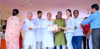 दसवीं और बारहवीं में 75 प्रतिशत से अधिक अंक हासिल करने वाले 245 विद्यार्थी सम्मानित दसवीं और बारहवीं में 75 प्रतिशत से अधिक अंक हासिल करने वाले 245 विद्यार्थी सम्मानित