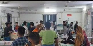 Rajasthan: डंपर ने बाइक सवार को रौंदा, फिर वैन को मारी टक्कर, दो की मौत, नौ घायल; मंदिर से लौट रहा था परिवार Dumper tramples bike rider in Bhilwara then hits van two killed 9 injured