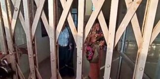 Dholpur: अस्पताल का पूरा स्टाफ लापता, अकेली बची जच्चा-बच्चा और सास, गेट पर घंटों लगाती रहीं मदद की गुहार In Dholpur PHC, the entire staff left the maternity