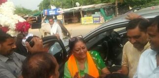 Rajasthan: वसुंधरा कोटा में तय कार्यक्रम छोड़कर दिल्ली रवाना हुईं, मृतक मोर पाल के परिवार के लिए की ये घोषणा Rajasthan Leaving scheduled program in Kota Vasundhara left for Delhi announced this for family of deceased Mo