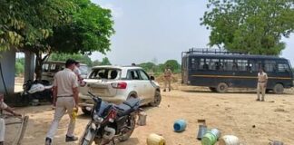 Dholpur: सिकरौदा गांव में रास्ते को लेकर दो पक्षों में 48 घंटे से विवाद जारी, भारी संख्या में पुलिस बल तैनात Dispute continues for 48 hours between two parties regarding the road in Sikroda village in Dholpur