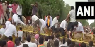 गहलोत सरकार के खिलाफ बीजेपी का ‘महाघेराव’,बीजेपी कार्यकर्ताओं ने तोड़ी बेरिकेटिंग,पुलिस ने किया लाठीचार्ज गहलोत सरकार के खिलाफ बीजेपी का ‘महाघेराव’,बीजेपी कार्यकर्ताओं ने तोड़ी बेरिकेटिंग,पुलिस ने किया लाठीचार्ज