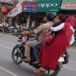 दरोगा जी, किसी की हिम्मत नही जो चालान करेगा आपका,लेकिन पूरे परिवार के साथ एक बाइक पर(04 सवारी) यात्रा ठीक नही।