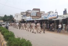 पुलिस ने किया फ्लैग मार्च, त्योहारों को शांति से मनाने का आह्वान