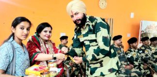 बीएसएफ के जवानों की कलाई पर बांधी राखी बीएसएफ के जवानों की कलाई पर बांधी राखी Rajasthan News,Jodhpur News, Jodhpur Crime, बीएसएफ के जवानों की कलाई पर बांधी राखी बीएसएफ के जवानों की कलाई पर बांधी राखी Rajasthan News,Jodhpur News, Jodhpur Crime,