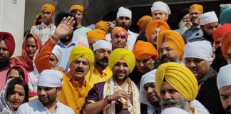बागेश्वर धाम के बाबा धीरेंद्र शास्त्री पहुंचे अमृतसर, पीली पगड़ी पहन स्वर्ण मंदिर में हुए नतमस्तक – 24×7 Khabre Fatafat बागेश्वर धाम के बाबा धीरेंद्र शास्त्री पहुंचे अमृतसर, पीली पगड़ी पहन स्वर्ण मंदिर में हुए नतमस्तक - 24x7 India News