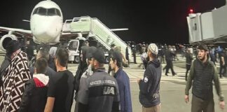 हमास से जंग के बीच रुसी एयरपोर्ट पर इजरायली की निंदा करने के लिए इकट्ठा हुए लोग, रनवे पर दौड़े… – 24×7 Khabre Fatafat हमास से जंग के बीच रुसी एयरपोर्ट पर इजरायली की निंदा करने के लिए इकट्ठा हुए लोग, रनवे पर दौड़े... - 24x7 India News